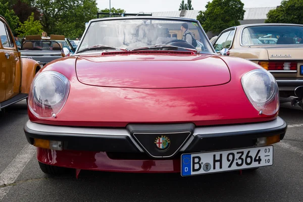 Berlino, Germania - 17 maggio 2014: ragno di roadster alfa romeo (terza generazione). 27 Berlino di giorno oldtimer - Brandeburgo — Stok fotoğraf