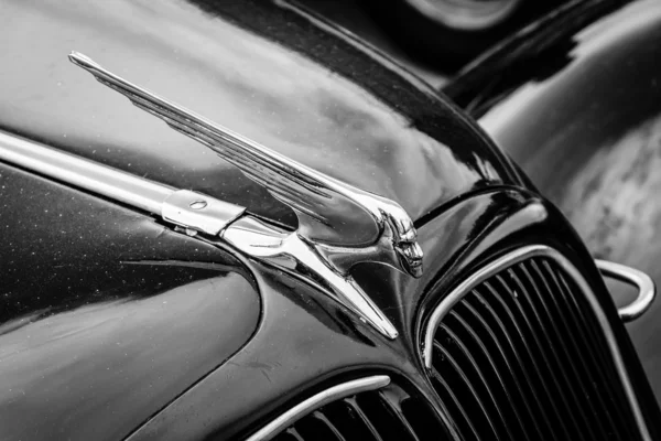 BERLINO, GERMANIA - 17 MAGGIO 2014: Cappuccio ornamento dell'auto di lusso di medie dimensioni Citroen Traction Avant. Bianco e nero. 27th Oldtimer Day Berlino - Brandeburgo — Foto Stock