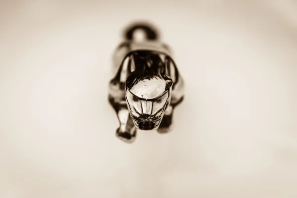 BERLIN, GERMANY - MAY 17, 2014: Hood ornament car of a Jaguar (Jaguar in the jump). Toning, shallow depth of field, focus on foreground. 27th Oldtimer Day Berlin - Brandenburg — Stock Photo, Image