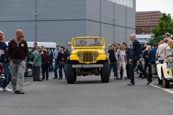 BERLIN, JERMANY - MAY 17, 2014: Sebuah kendaraan off-road dan sport serba guna (SUV) kompak empat roda, Jeep Wrangler. Hari Oldtimer Berlin ke-27 Brandenburg — Stok Foto