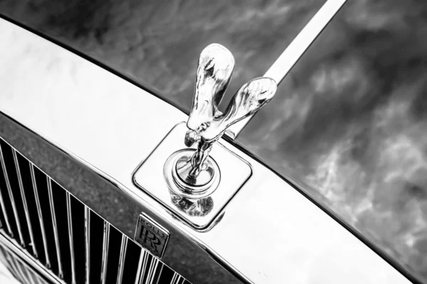 BERLIN, GERMANY - MAY 17, 2014: The famous emblem "Spirit of Ecstasy" on the Rolls-Royce Silver Spirit. Black and white. 27th Oldtimer Day Berlin - Brandenburg — Stock Photo, Image