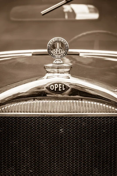 BERLÍN, ALEMANIA - 17 DE MAYO DE 2014: Adorno de capucha del Opel Cabrio-Limousine de 1.2 litros (1934). Sepia. 27º Día de Oldtimer Berlín - Brandenburgo —  Fotos de Stock