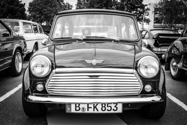 BERLÍN, ALEMANIA - 17 DE MAYO DE 2014: Pequeño coche económico Austin Mini Cooper. Blanco y negro. 27º Día de Oldtimer Berlín - Brandenburgo — Foto de Stock