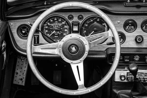 BERLIN, ALLEMAGNE - 17 MAI 2014 : Cabine de la voiture de sport Triumph TR5. Noir et blanc. 27e jour de l'Ancienne Berlin - Brandebourg — Photo