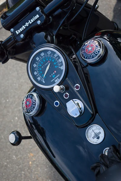 Berlin, deutschland - 17. Mai 2014: das Armaturenbrett und der Tank der Motorradharley-Davidson. 27. Oldtimertag berlin - brandenburg — Stockfoto