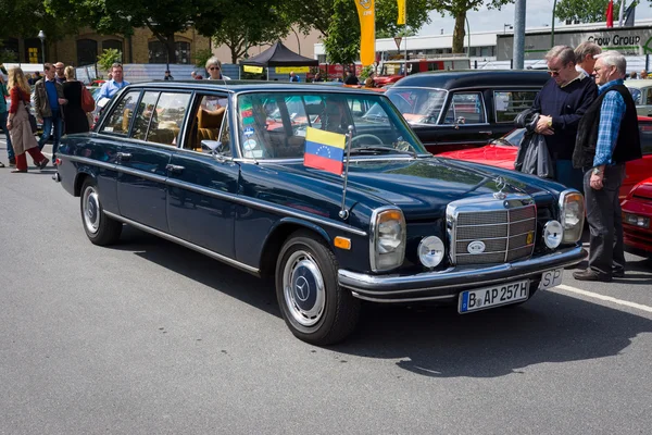 БЕРЛИН, ГЕРМАНИЯ - 17 мая 2014 года: представительский автомобиль Mercedes Benz 220 Diesel (W115) Lang. 27-й Олдтаймер день Берлин - Берлин — стоковое фото