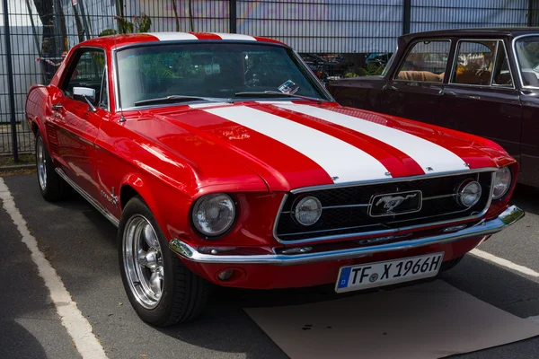 Berlin, Almanya - 17 Nisan 2014: Midilli araba ford mustang gt (ilk nesil). 27 oldtimer gün berlin - brandenburg — Stok fotoğraf