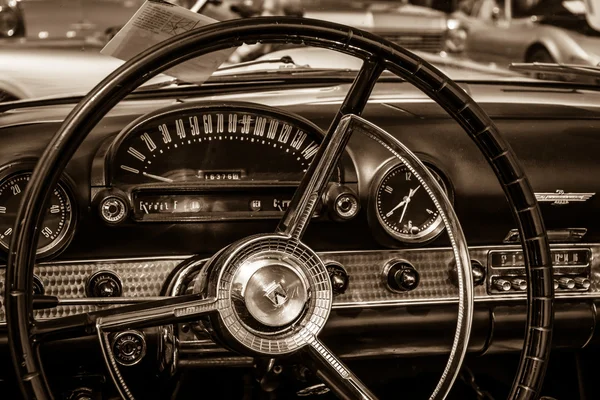 BERLINO, GERMANIA - 17 MAGGIO 2014: Cabina dell'auto di lusso personale Ford Thunderbird (prima generazione). Seppia. 27th Oldtimer Day Berlino - Brandeburgo — Foto Stock