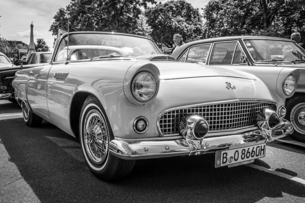 BERLIN, GERMANY - MAY 17, 2014: Personal luxury car Ford Thunderbird (first generation). Black and white. 27th Oldtimer Day Berlin - Brandenburg — Stock Photo, Image
