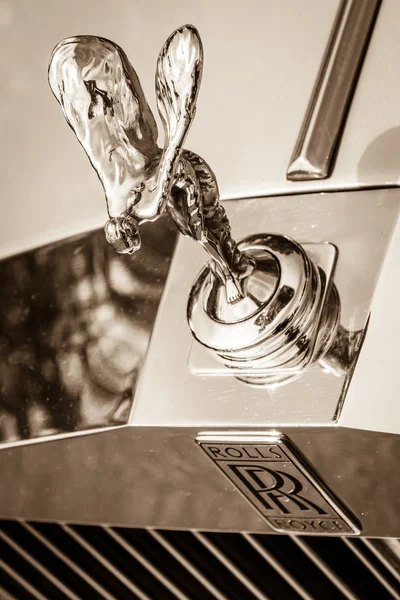 BERLINO, GERMANIA - 17 MAGGIO 2014: Il famoso emblema "Spirit of Ecstasy" sulla Rolls-Royce Silver Spirit. Seppia. 27th Oldtimer Day Berlino - Brandeburgo — Foto Stock
