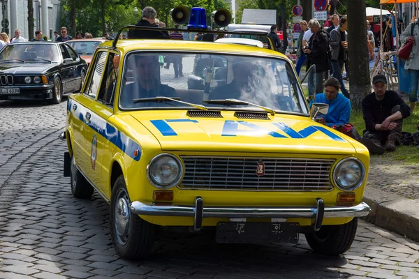 BERLÍN, ALEMANIA - 17 DE MAYO DE 2014: Coche soviético VAZ 2101 en la coloración de la policía de tránsito (GAI). 27º Día de Oldtimer Berlín - Brandenburgo —  Fotos de Stock