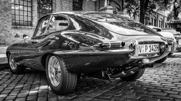 BERLIN, GERMANY - MAY 17, 2014: Sports car Jaguar E-Type 4.2. Rear view. Black and white. 27th Oldtimer Day Berlin - Brandenburg — Stock Photo, Image