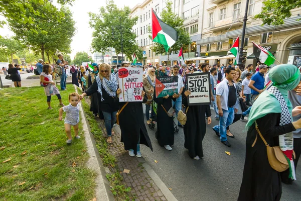 March of Solidarity with the Palestinian People. Conflict in the Middle East between Israel and Palestine. — Stock Photo, Image