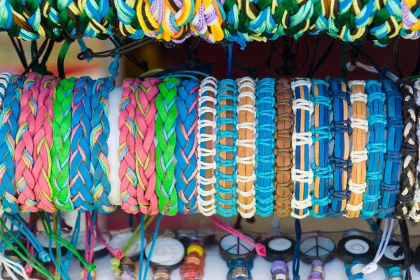 Плетеные браслеты. Фон — стоковое фото
