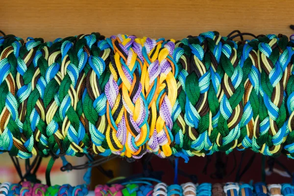 Плетеные браслеты. Фон — стоковое фото