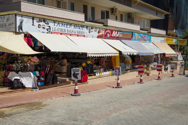 Winkels kleding, sieraden, gebreide en souvenirs op de Anatolische kust. — Stockfoto