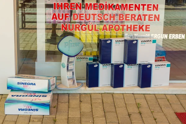 药店。展示广告伟哥。刻在德国： 德国的协商 — 图库照片
