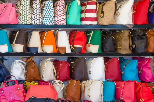 Mostra com bolsas falsas da famosa marca americana Michael Kors . — Fotografia de Stock