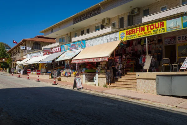 Lojas que vendem roupas, jóias, malhas e lembranças na costa da Anatólia — Fotografia de Stock