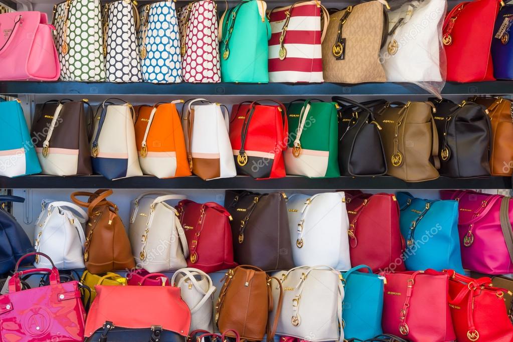 Vrouw Koningin achterzijde Showcase with fake handbags of famous American brand Michael Kors. – Stock  Editorial Photo © S_Kohl #50417075