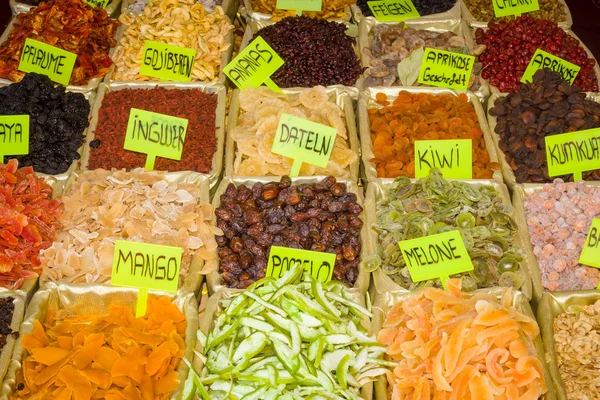 Mängd torkad frukt på disken. Bazaar. Turkiet. — Stockfoto