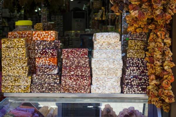 Verscheidenheid van Turkse zoetigheden op de teller. Bazaar. Turkije. — Stockfoto