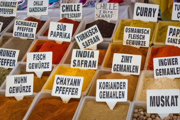 Verscheidenheid van specerijen op de teller. Bazaar. Turkije. — Stockfoto