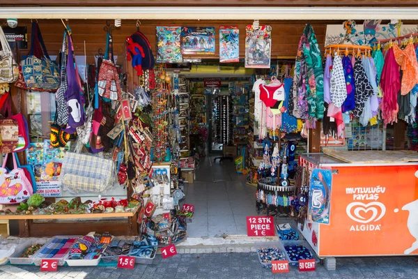 Un magazin care vinde suveniruri, haine şi tricotaje. Coasta Anatoliei - o destinație populară de vacanță în vara cetățenilor europeni . — Fotografie, imagine de stoc