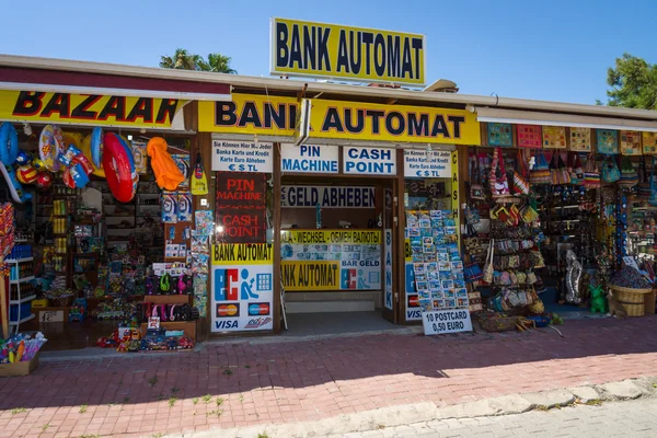 Uma loja que vende lembranças e troca de moeda. Costa da Anatólia - um destino de férias popular no verão de cidadãos europeus . — Fotografia de Stock