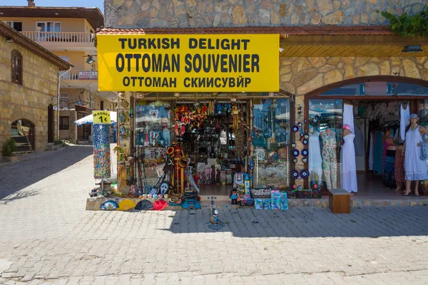 Un magazin care vinde suveniruri şi Deliciul Turcesc. Coasta Anatoliei - o destinație populară de vacanță în vara cetățenilor europeni . — Fotografie, imagine de stoc