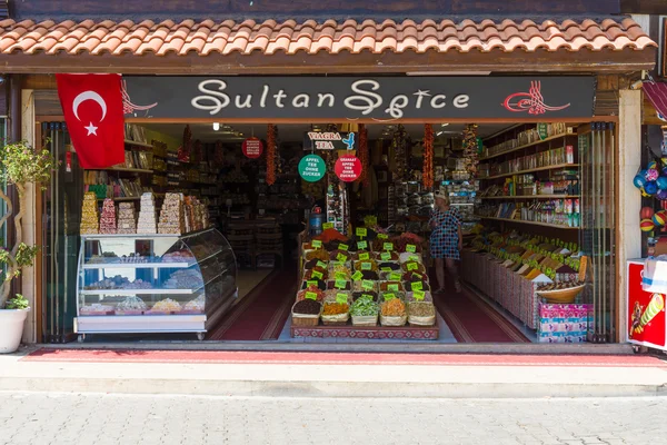 Uma loja que vende doces frutas secas turcas e especiarias. Costa da Anatólia - um destino de férias popular no verão de cidadãos europeus . — Fotografia de Stock