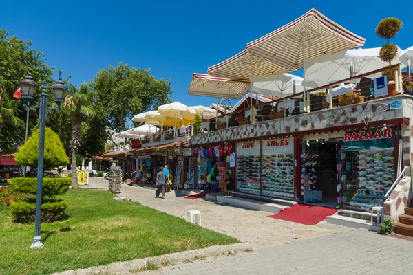 Rue commerçante dans la ville balnéaire. Côte anatolienne - une destination de vacances populaire en été pour les citoyens européens . — Photo