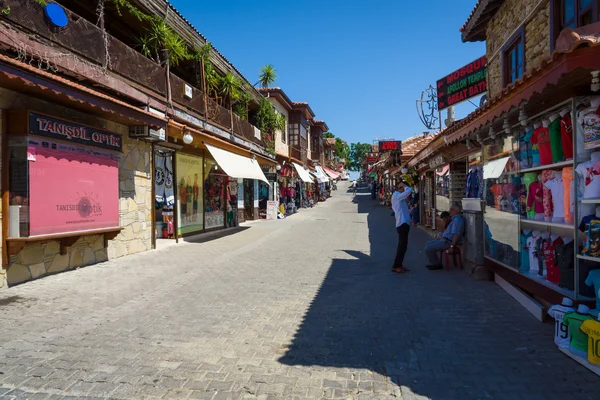 Shopping street in the seaside town. Anatolian coast - a popular holiday destination in summer of European citizens. — Stock Photo, Image