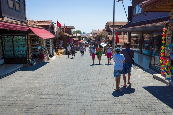 Rue commerçante dans la ville balnéaire. Côte anatolienne - une destination de vacances populaire en été pour les citoyens européens . — Photo