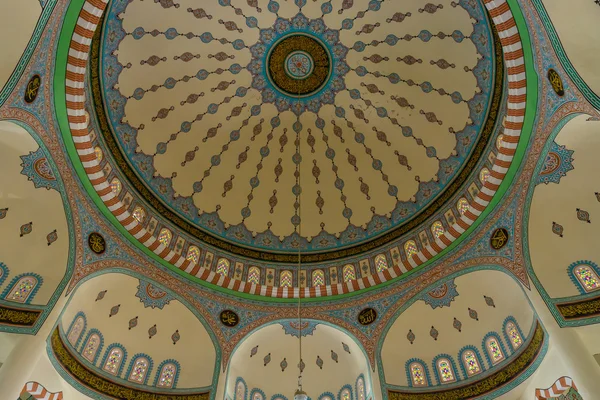 The interior (dome) of the main mosque in the town of Side. Anatolian coast. — Stock Photo, Image