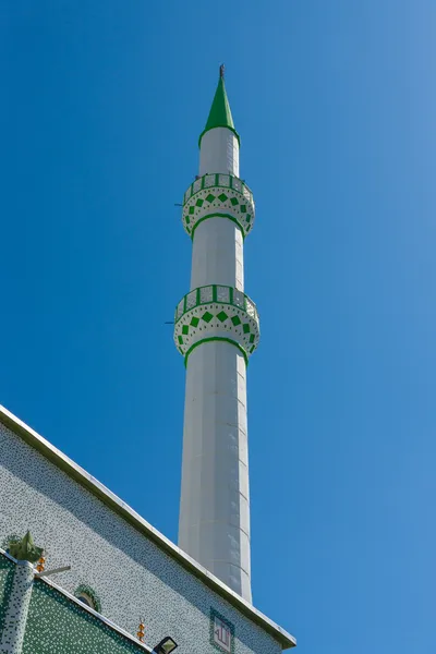 Minareten av den huvudsakliga moskén i staden side. anatoliska kusten. — Stockfoto