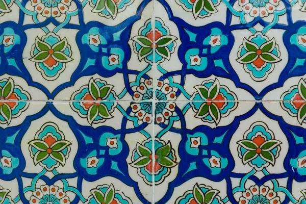 在清真寺的一面墙上的瓷砖东装饰 — 图库照片