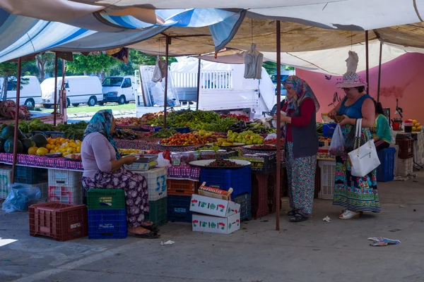Bazar em Side. Comércio de frutas e legumes frescos. Lado - uma cidade na costa da Anatólia, um destino de férias popular no verão de cidadãos europeus . — Fotografia de Stock