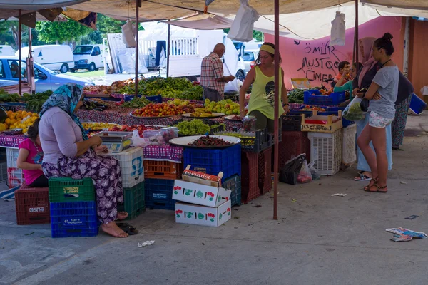 Bazar em Side. Comércio de frutas e legumes frescos. Lado - uma cidade na costa da Anatólia, um destino de férias popular no verão de cidadãos europeus . — Fotografia de Stock