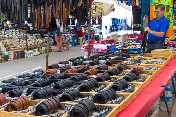 Bazar în Side. Comerţul cu cureaua. Side - un oraș de pe coasta Anatoliei, o destinație populară de vacanță în vara cetățenilor europeni . — Fotografie, imagine de stoc