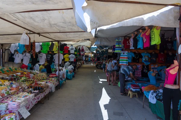 Bazar en Side. Venta de ropa y accesorios. Side - una ciudad en la costa de Anatolia, un popular destino de vacaciones en verano de los ciudadanos europeos . — Foto de Stock