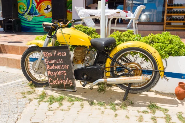 Oude fiets en de prijs van drankjes in het restaurant aan de waterkant. Anatolische kust - een populaire vakantiebestemming in de zomer van de Europese burgers. — Stockfoto