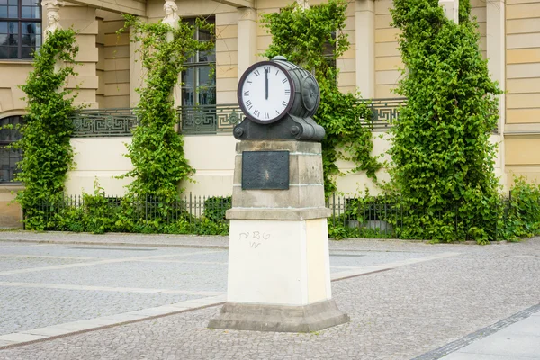 Horloge vintage sur la place de la ville . — Photo