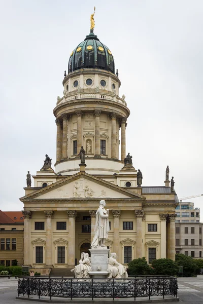 Catedral francesa y estatua de Friedrich von Schiller en Gendarmenmarkt. Berlín. Alemania . —  Fotos de Stock