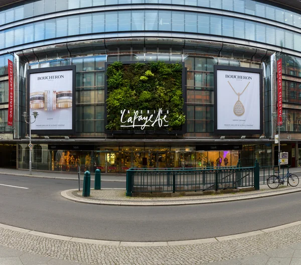 Centrum handlowe galeries lafayette przy friedrichstrasse. — Zdjęcie stockowe