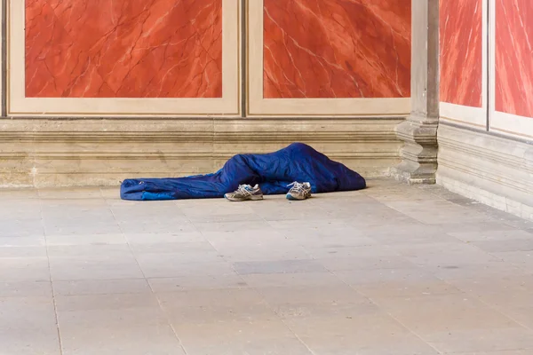 Homeless people sleeping at the walls Altes Museum (Old Museum) — Stock Photo, Image