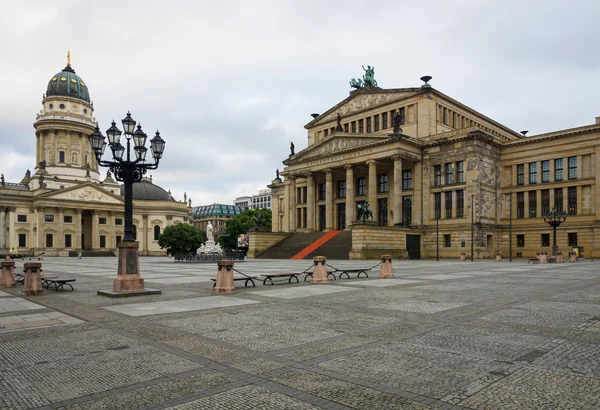 Kare gendarmenmarkt, konzerthaus ve Alman Katedrali. sabah erken. — Stok fotoğraf