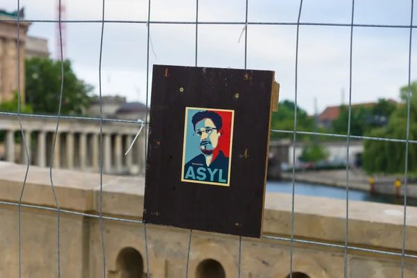 Stylized portrait of Edward Snowden on the fence. Former officer of the CIA and NSA. — Stock Photo, Image