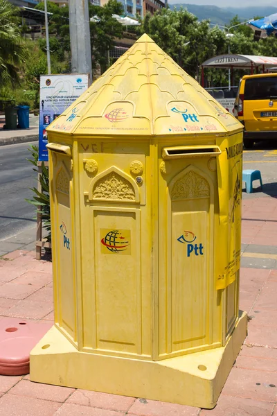 Boîte aux lettres inhabituelle dans la rue . — Photo