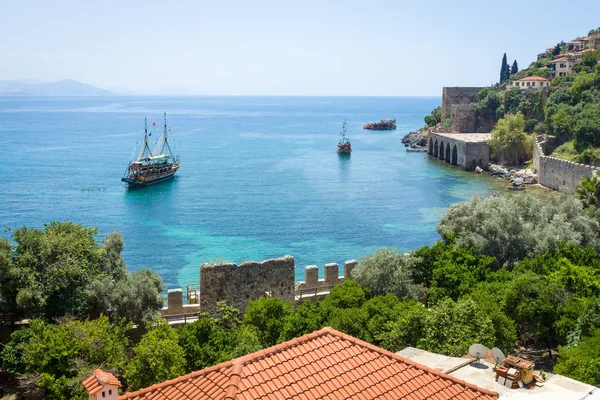 Estaleiro (Tersane) e as ruínas de uma fortaleza medieval (Castelo de Alanya) na encosta da montanha. Alanya. Turquia . — Fotografia de Stock